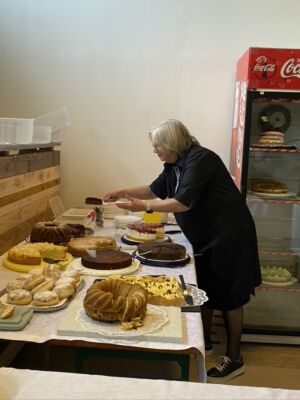 Bild 9.8 Claudia Guddat bei der Kuchenausgabe